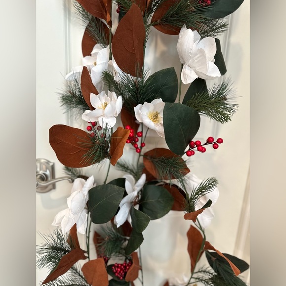 ✨NWT Ashland MAGNOLIA & RED BERRY GARLAND 6ft CHRISTMAS 🎄 - Picture 4 of 15